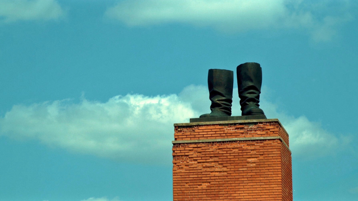 Statues Also Die?