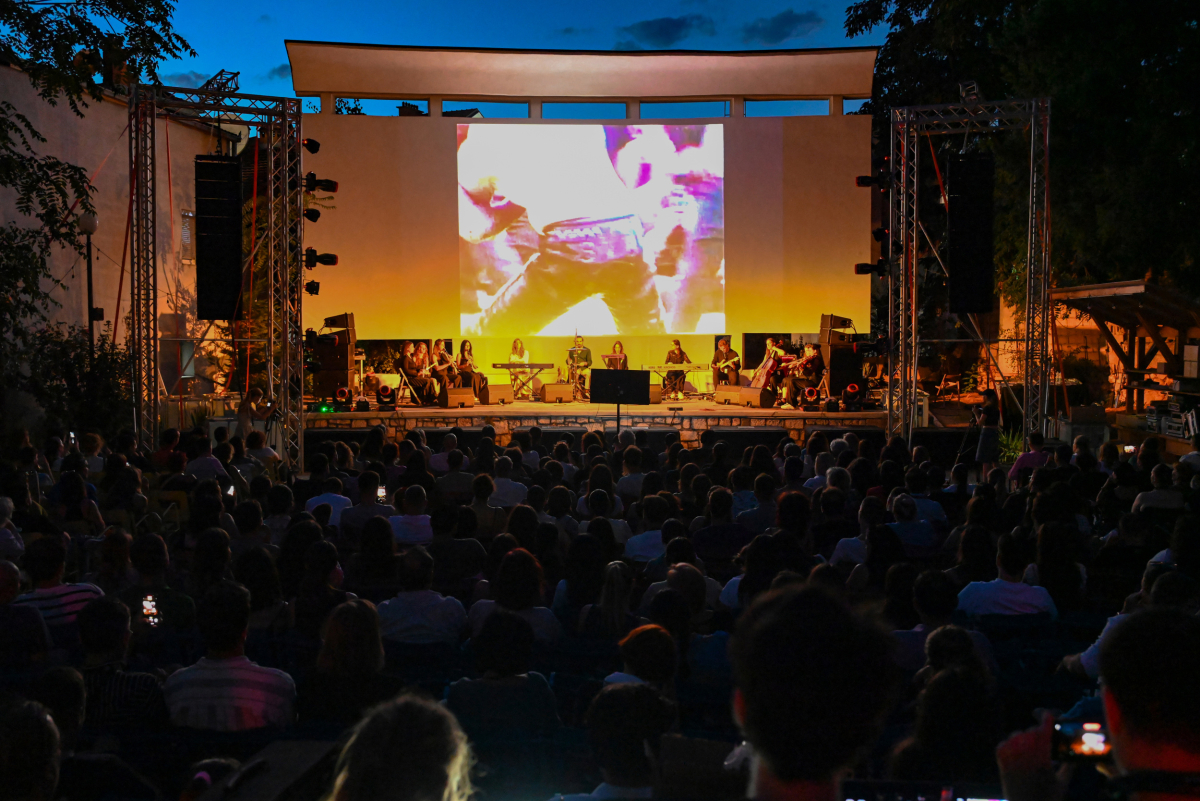 Experimental Ensemble Resounded