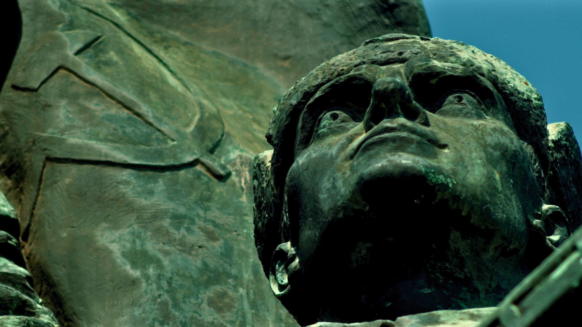 Statues Also Die?